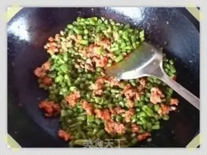 Make Dry stir-fried green beans step 5