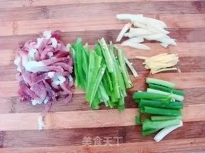 Make stir-fried whitebait with bacon step 2