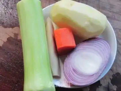 Make stir-fried diced vegetables step 1