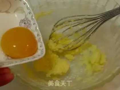 Make Egg yolk coconut shredded ball step 2