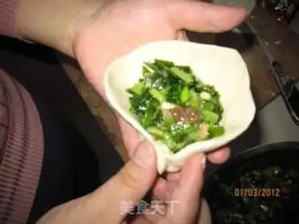 Make Pan-fried buns with leek and pork step 1