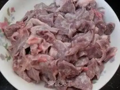 Make stir-fried pork heart with green pepper step 1