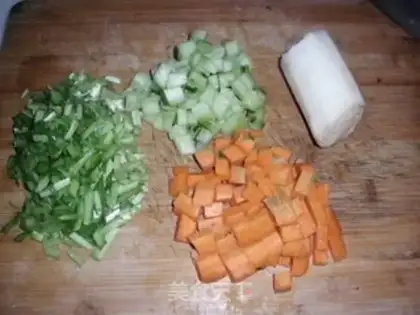 Make stir-fried five-color diced vegetables step 1