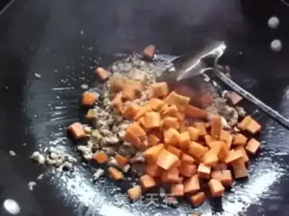 Make stir-fried five-color diced vegetables step 4