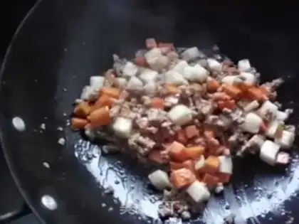 Make stir-fried five-color diced vegetables step 5