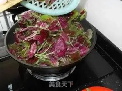 Make stir-fried red amaranth step 1