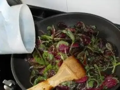 Make stir-fried red amaranth step 2