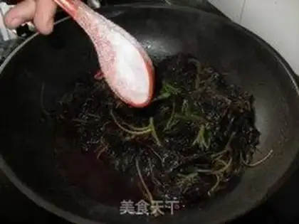 Make stir-fried red amaranth step 3