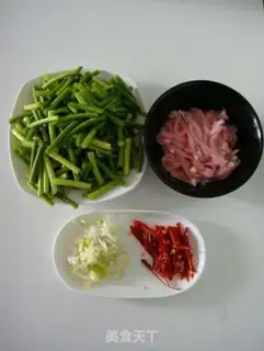 Make stir-fried shredded pork with garlic sprouts step 0