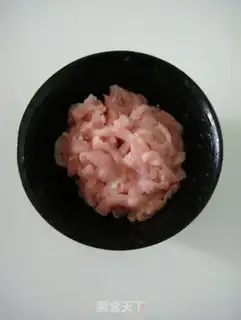 Make stir-fried shredded pork with garlic sprouts step 1