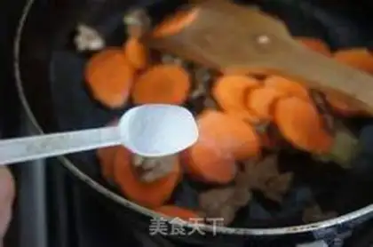 Make stir-fried pork with carrot step 4