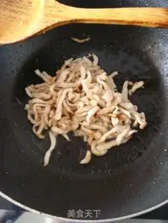Make stir-fried shredded pork with garlic sprouts step 2