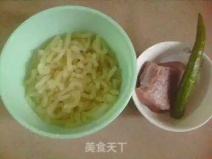 Make shredded pork macaroni step 0
