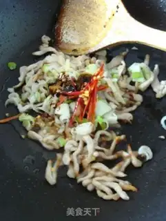 Make stir-fried shredded pork with garlic sprouts step 3