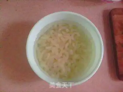 Make shredded pork macaroni step 1