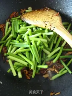 Make stir-fried shredded pork with garlic sprouts step 4