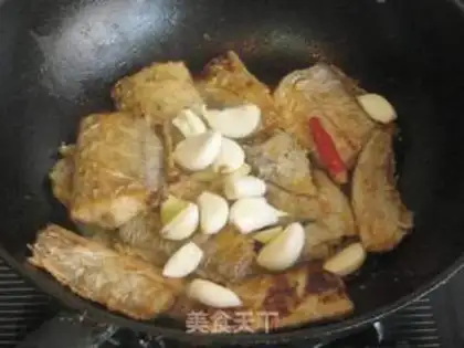Make Spicy garlic hairtail step 6