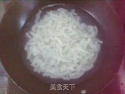 Make shredded pork macaroni step 2