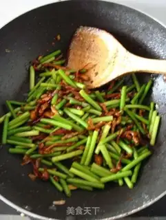 Make stir-fried shredded pork with garlic sprouts step 5