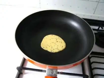 Make Homemade family crispy egg roll step 5