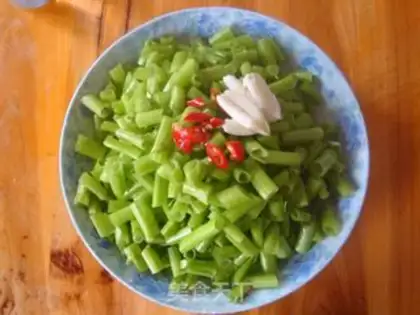 Make stir-fried cabbage stalks step 1