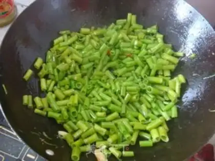 Make stir-fried cabbage stalks step 3