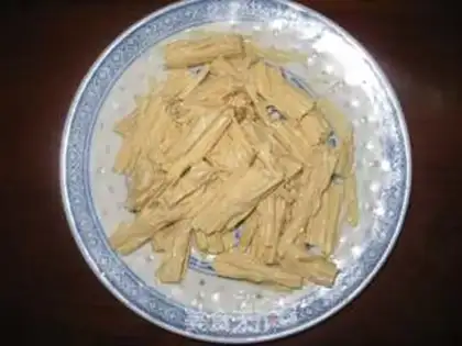 Make stir-fried beef with tofu bamboo and fungus step 2