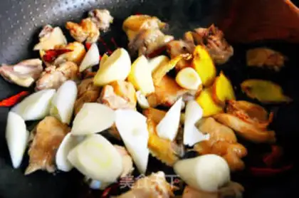 Make Home-cooked saute spicy chicken mixed noodles step 6