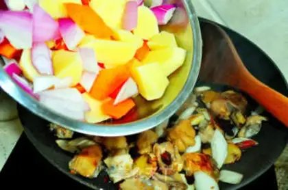 Make Home-cooked saute spicy chicken mixed noodles step 7