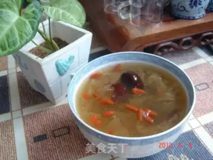Make Tremella lotus seeds and red dates soup step 0