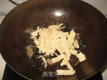 Make stir-fried beef with tofu bamboo and fungus step 7