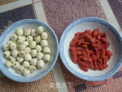 Make Tremella lotus seeds and red dates soup step 2