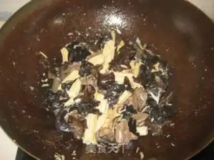 Make stir-fried beef with tofu bamboo and fungus step 8