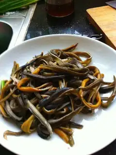 Make Fried shredded eel with leeks and bean sprouts step 0