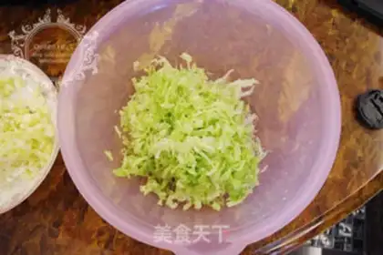 Make Leek and cabbage pork dumplings step 1