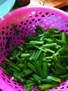 Make Fried shredded eel with leeks and bean sprouts step 2