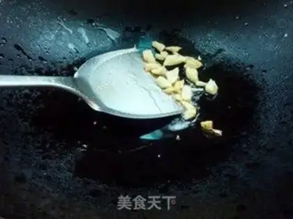 Make stir-fried konjac with pickled cabbage step 2