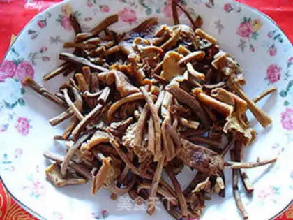 Make Roasted pork with tea tree mushroom step 0
