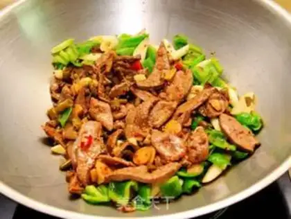 Make stir-fried pork liver with pickled pepper step 7