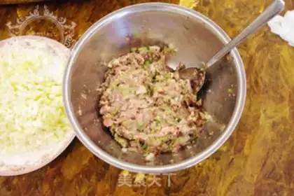 Make Leek and cabbage pork dumplings step 2