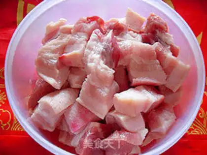 Make Roasted pork with tea tree mushroom step 1