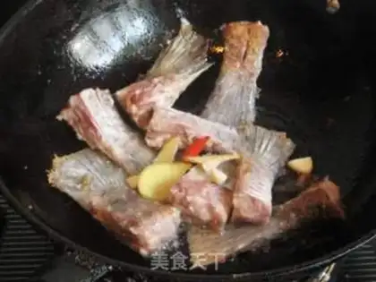 Make Fried fish with black fungus step 5