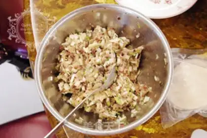 Make Leek and cabbage pork dumplings step 3
