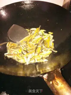 Make Fried shredded eel with leeks and bean sprouts step 3