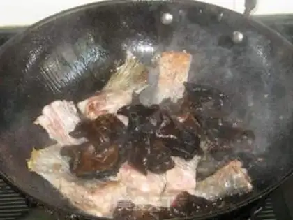 Make Fried fish with black fungus step 6