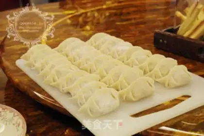 Make Leek and cabbage pork dumplings step 4