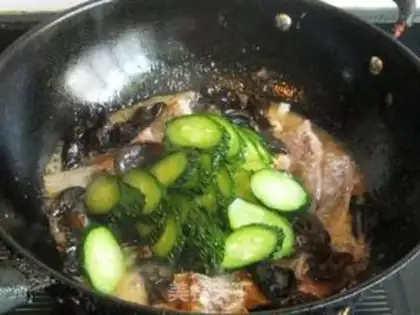Make Fried fish with black fungus step 7
