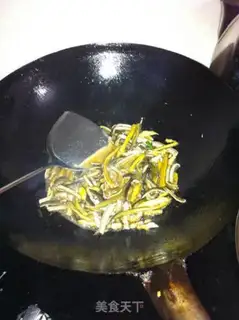 Make Fried shredded eel with leeks and bean sprouts step 4