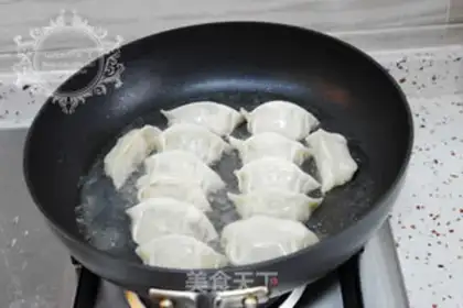 Make Leek and cabbage pork dumplings step 5