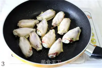 Make Spicy fragrant pot chicken wings step 2